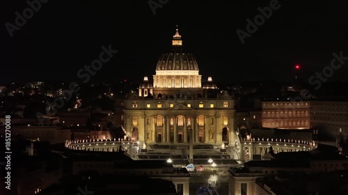 La maestosità della Basilica di San Pietro di notte. Roma, Italia.
Vista aerea notturna di piazza San Pietro.