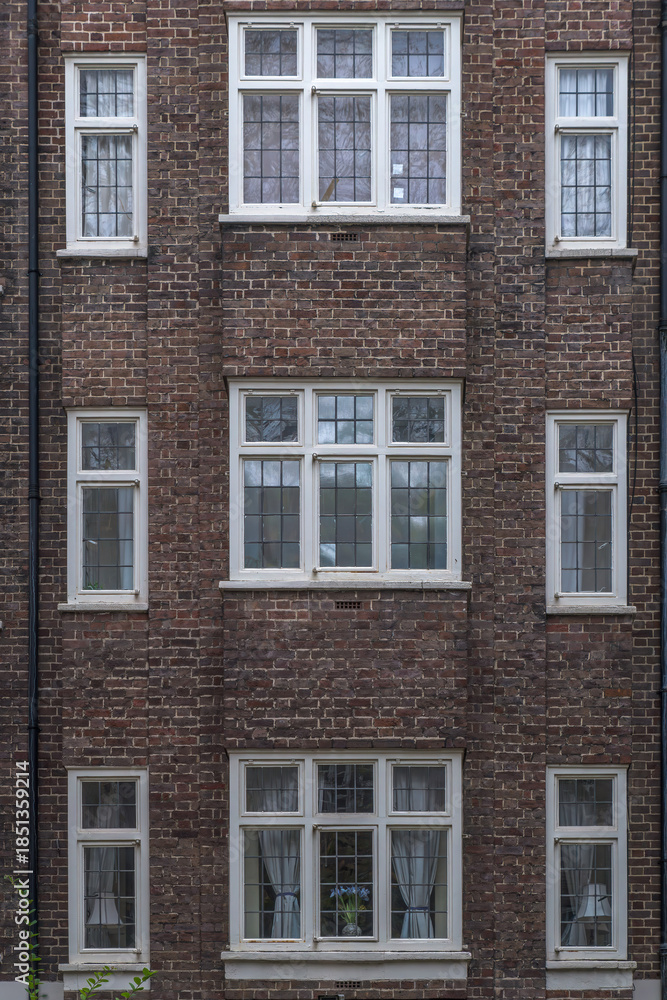 Fototapeta premium Backsteinfassade mit Fenstern in London