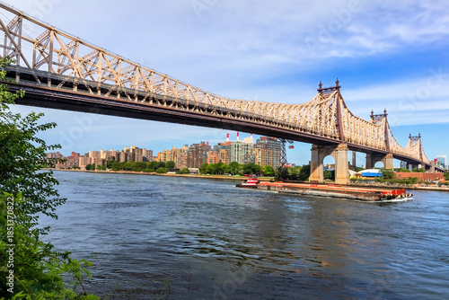 Fotografía Summer Glow on the Ed Koch Queensboro Bridge, Connecting Manhattan and Queens
