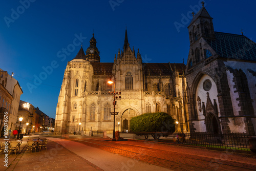 Foto Saint Elisabeth gothic Cathedral in downtown Kosice, the biggest church in Slova