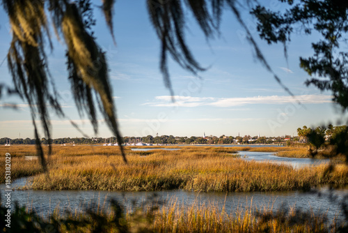 Foto View of marshland and waterway at sunset near coastal downtown beaufort sc with