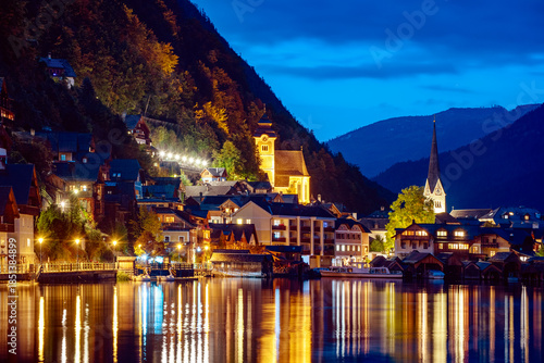 Foto Hallstatt Village and Mountains at night - Hallstatt, Austria