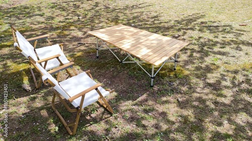 木陰のテーブルと椅子