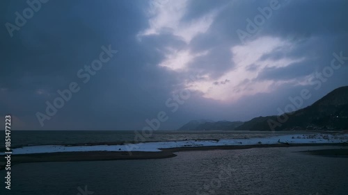 Wallpaper Mural 冬の海に流れ込む河口の砂州の雪景色 Torontodigital.ca