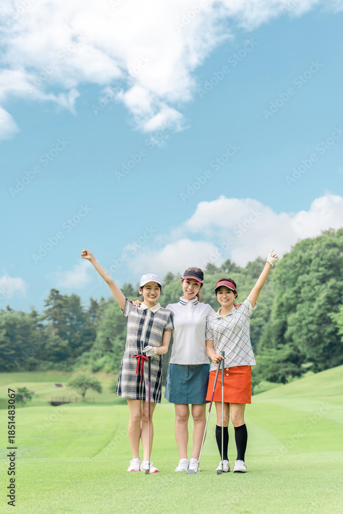 Fototapeta premium Female golfer on the golf course (course debut, female golfer, golf lesson)