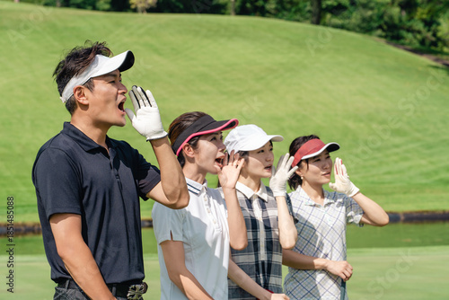 Obraz na plátne Male and female golfers cheering at the golf course