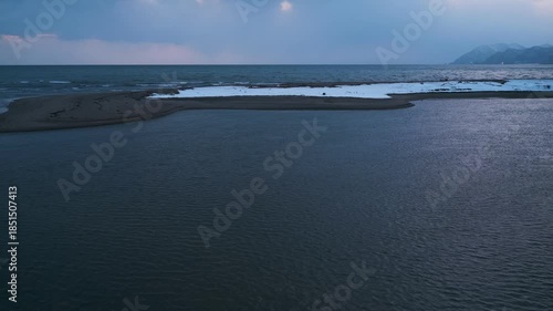 Wallpaper Mural 冬の海に流れ込む河口の砂州の雪景色 Torontodigital.ca