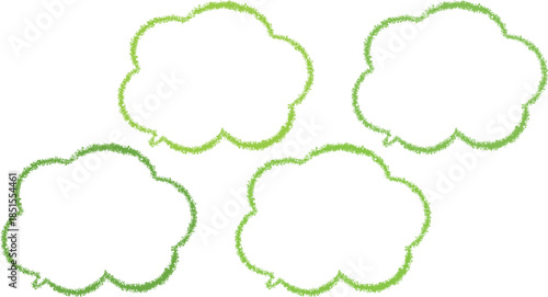 緑色のクレヨンで描かれた雲の形の吹き出しセット。少しずつ違った色の緑色。かわいい手描き風。