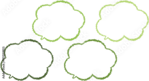 緑色のクレヨンで描かれた雲の形の吹き出しセット。少しずつ違った色の緑色。かわいい手描き風。