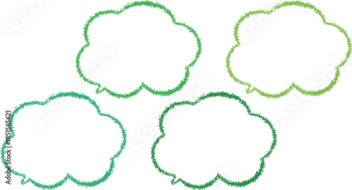 緑色のクレヨンで描かれた雲の形の吹き出しセット。少しずつ違った色の緑色。かわいい手描き風。
