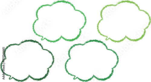 緑色のクレヨンで描かれた雲の形の吹き出しセット。少しずつ違った色の緑色。かわいい手描き風。