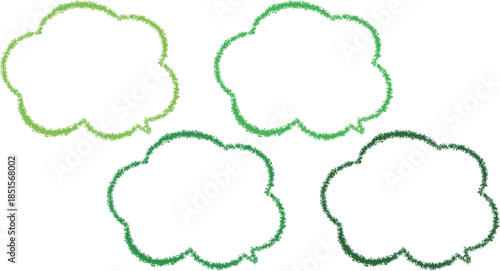 緑色のクレヨンで描かれた雲の形の吹き出しセット。少しずつ違った色の緑色。かわいい手描き風。