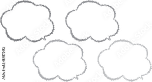 黒からグレーにかけてづ古碑ずつ色が違う雲の形のふきだしセット。クレヨンで描かれたかわいいふきだし。らくがき風。手描き風。