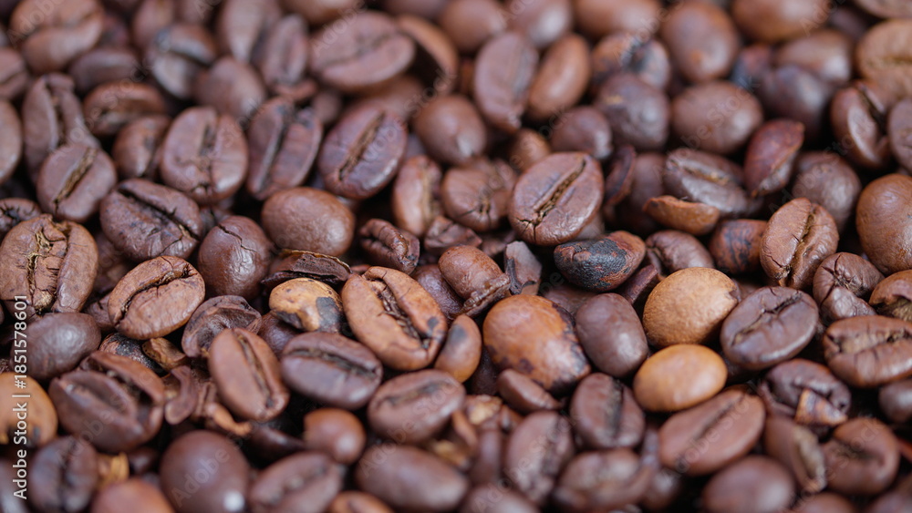 Fototapeta premium Closeup of roasted beans detail, Detailed macro shot of rich roasted coffee beans, Highdetail macro image showcasing glossy roasted coffee beans with textured surface
