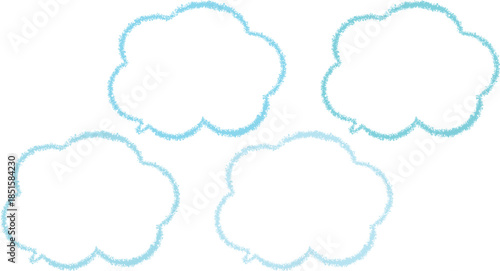 青系のクレヨンで描いた吹き出しセット。雲の形をしたかわいい手描き風のふきだし。青系の異なる色が4色ある。