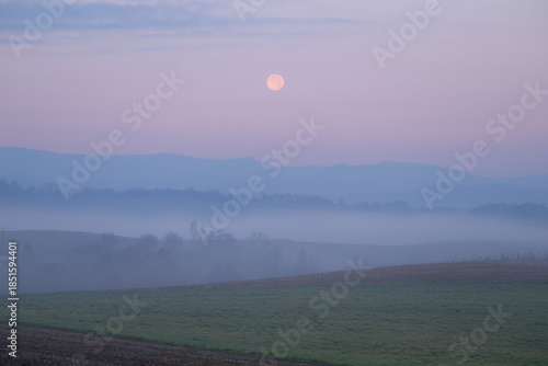 月と霧