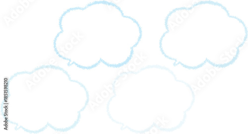 青系のクレヨンで描いた吹き出しセット。雲の形をしたかわいい手描き風のふきだし。青系の異なる色が4色ある。