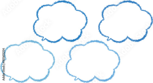 青系のクレヨンで描いた吹き出しセット。雲の形をしたかわいい手描き風のふきだし。青系の異なる色が4色ある。