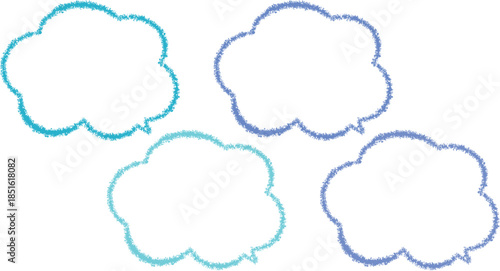 青系のクレヨンで描いた吹き出しセット。雲の形をしたかわいい手描き風のふきだし。青系の異なる色が4色ある。