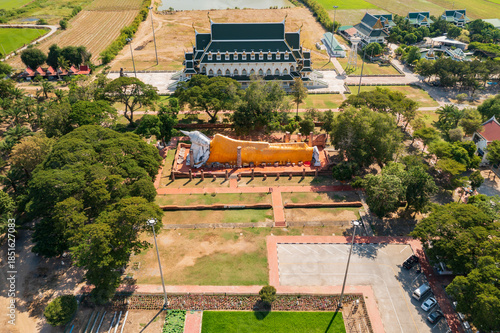 Fotografie Wat Khun Inthapramun was built in the Sukhothai period, this sacred temple is known for its large, reclining Buddha statue in Ang Thong province, Thailand