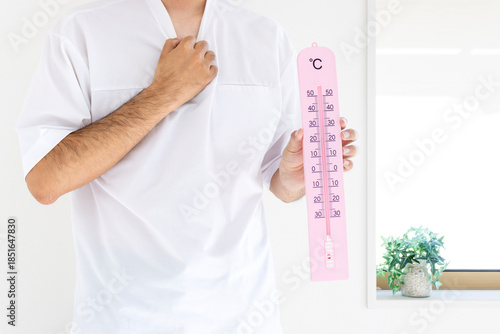 大きな温度計を持つ男性（日本人、顔無し、30代）_夏