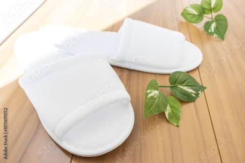 床に置いた使い捨てのスリッパ_ホテルのアメニティ