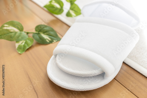 床に置いた使い捨てのスリッパ_ホテルのアメニティ