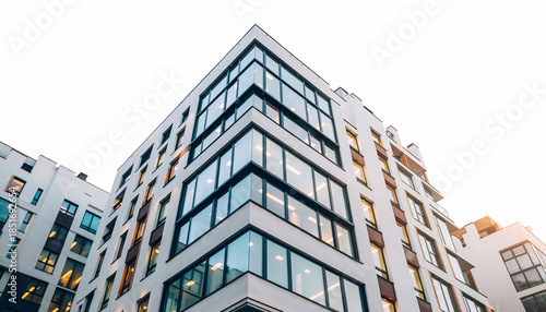 シャープな角度が印象的な現代的オフィスビルの外観