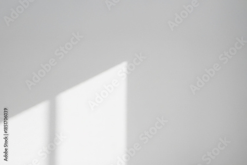 Fotografie 窓からの光が差し込む白い壁