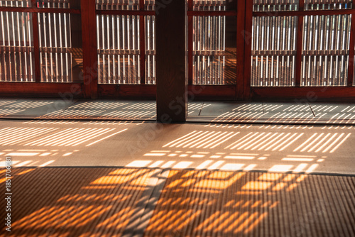 秋の日差しを浴びる畳