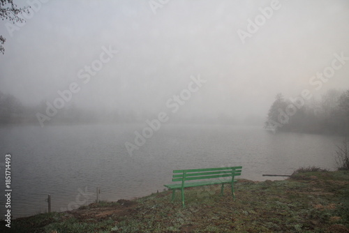 Bank im Nebel
