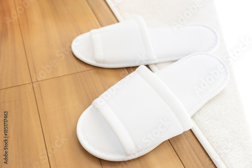 床に置いた使い捨てのスリッパ_ホテルのアメニティ