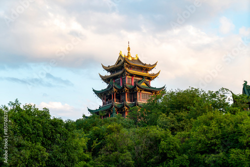 Foto The attic of ancient Chinese architecture in the mountaintop forest