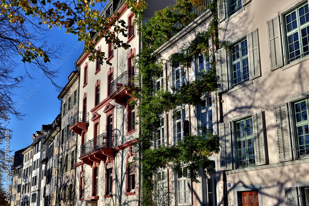 Fototapeta premium Oberer Rheinweg in Basel im Herbst