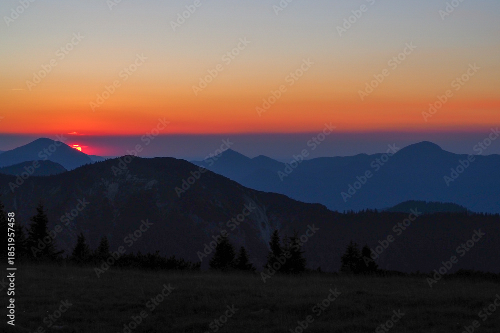 Obraz premium Spectacular sunset over the Karwendel mountains, with glowing peaks and dramatic alpine light.