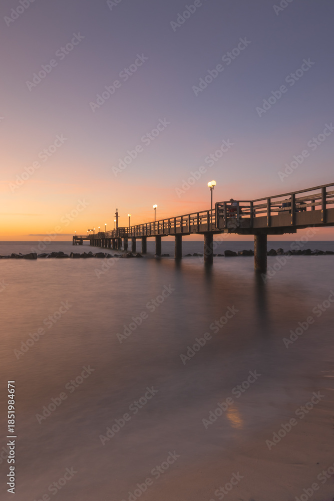 Fototapeta premium Seebrücke in Wustrow an der Ostsee zum Sonnenuntergang