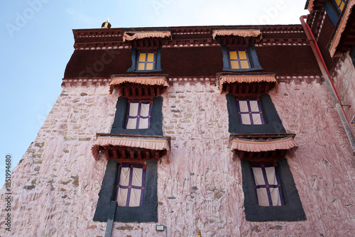 Details of the windows at the Potala Palace in Lhasa,Tibet, Cina. It was formerly the winter palace of Dalai Lamas