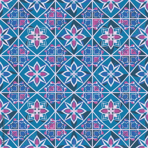 Rosaces et étoiles bleues et violettes en carrelage ornemental.