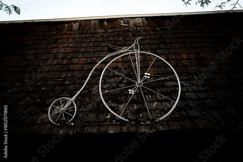 Obraz na plátně Decretive antique bicycle mounted on a rood