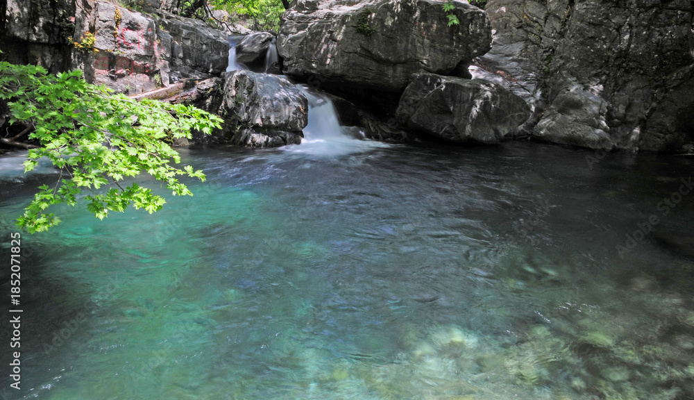 Φωτογραφία Hasanboguldu Lake and Suteven Waterfall in Balikesir, Turkey are the most touristic places in the region