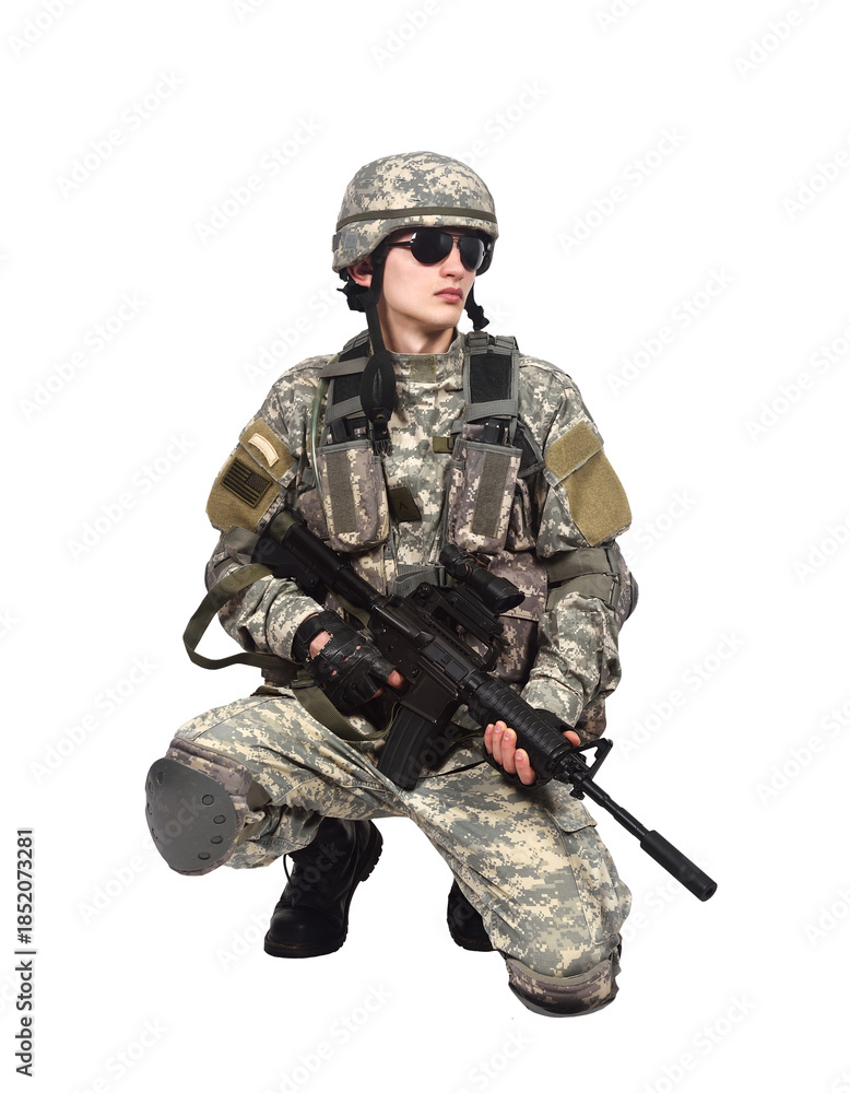 Naklejka premium An American soldier, holding a rifle, knelt down on one knee.