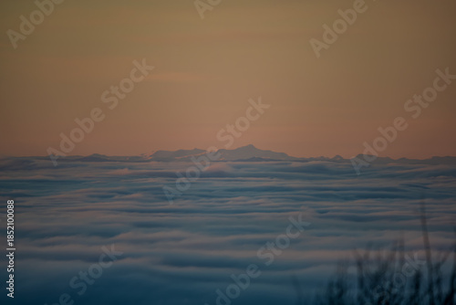 Über den Wolken zeigt sich der Horizont in sanften Farben