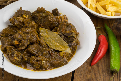 Carne de cabra guisada al estilo de las islas Canarias