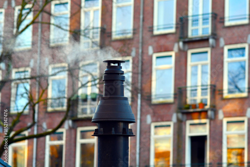 Il camino sopra il tetto di una  barca abitabile