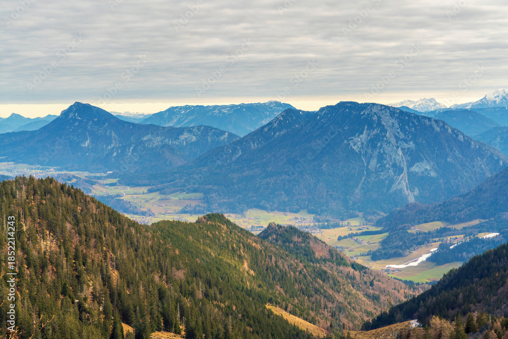 Obraz premium Chiemgau mountain valley landscape close to the Hochfelln peak during winter and autumn season