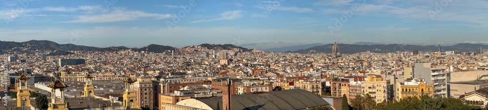 Fototapeta premium Vue panoramique de Barcelone depuis la colline de Montjuïc. Vue aérienne panoramique de la ville de Barcelone en Espagne.