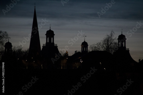 Abendhimmel in Bonn mit Silhouetten der Türme der Münsterkirche und der Universität