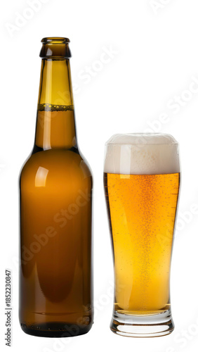 Brown beer bottle and glass of golden lager with foam, classic brewery set isolated on transparent background PNG (बीयर और फोम वाला गिलास)