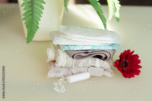 Fotografía Feminine still life with menstrual products, folded lingerie and a red flower, symbolizing menstruation, body care, self-care, and a calm, respectful approach to women’s health