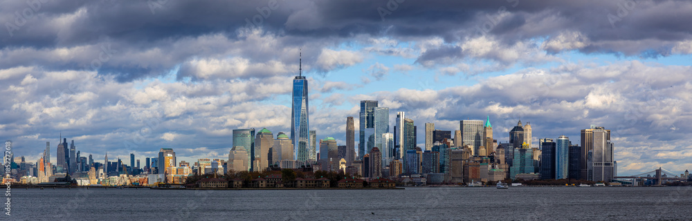 Obraz premium Lower Manhattan skyline across New York Harbor with Freedom Tower, NYC